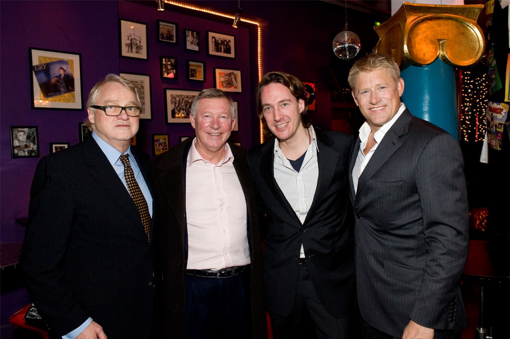 ￼f.reklames direktører Ole og Mads Frederiksen, her i hyggeligt lag med Alex Fergusson og Peter Schmeichel. Foto: f.reklame
