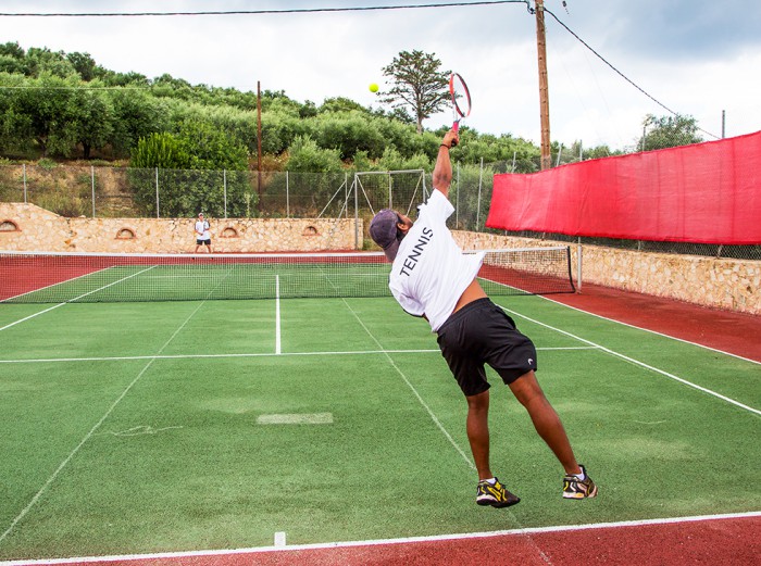 Jobannonce: Bliv tennistræner på hotel på Kreta 2 uger i juli