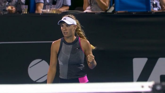 WTA Auckland: Wozniacki rusten af regnen vandt med besvær