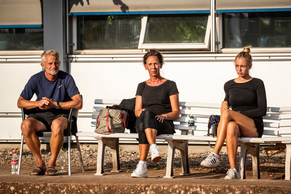 Holger´s træner, Lars Christensen, og mor Aneke Rune, og søster Alma.