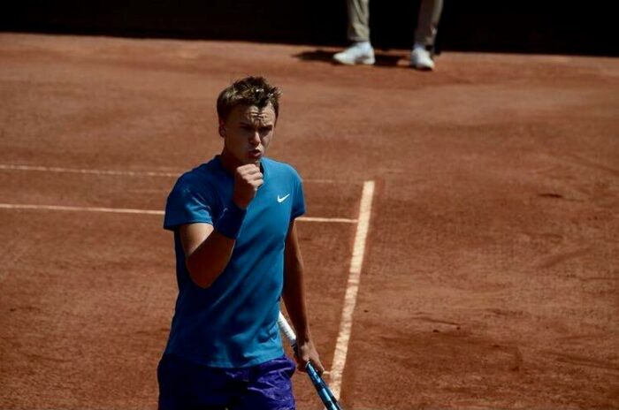 ATP Santiago: Holger Rune humpede sejr i kvalfinale hjem med krampe