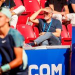 TV 2´s reporter Thomas Sønnichsen ser Holger Rune ved Swedish Open 2022