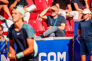TV 2´s reporter Thomas Sønnichsen ser Holger Rune ved Swedish Open 2022